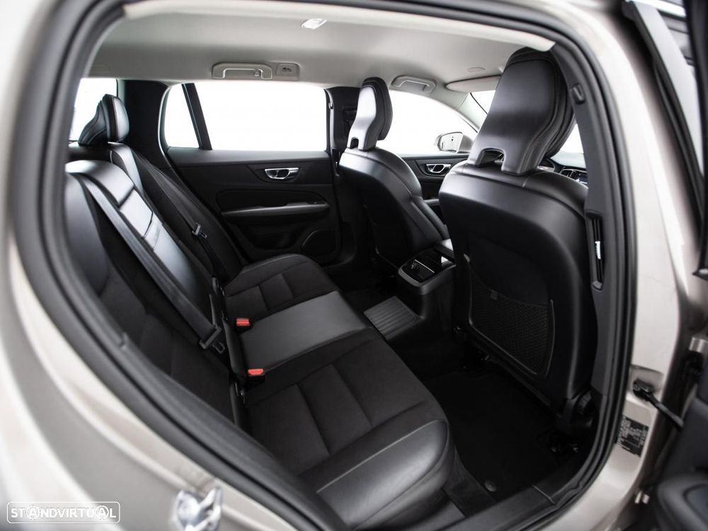 Volvo V60 2.0 T8 AWD TE Momentum Plus - 12