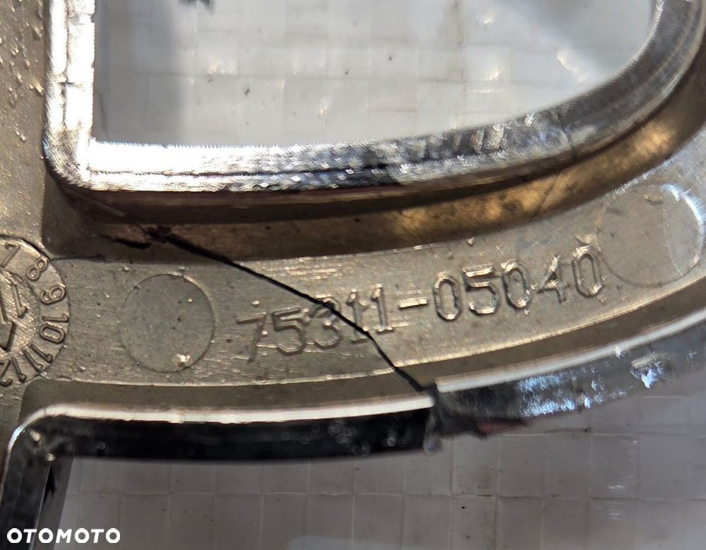 Toyota Auris II Prius III Emblemat znaczek atrapy przód 75310-33010 - 7