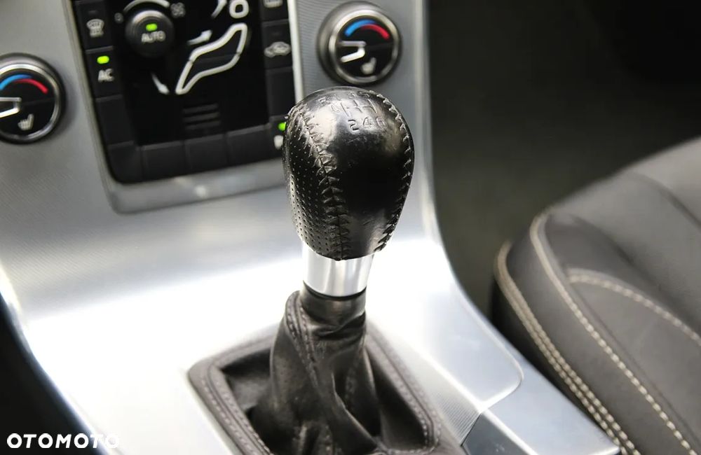 Volvo V60 2.0T R-Design - 34