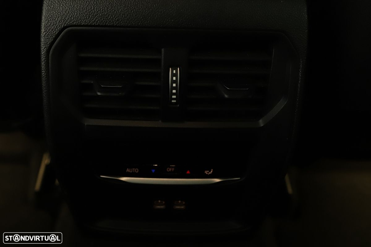 BMW 320 d Touring Pack Desportivo M Auto - 27