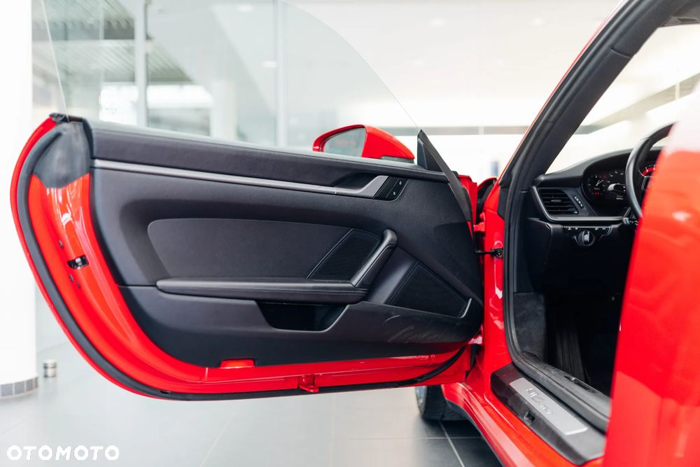 Porsche 911 Carrera - 23