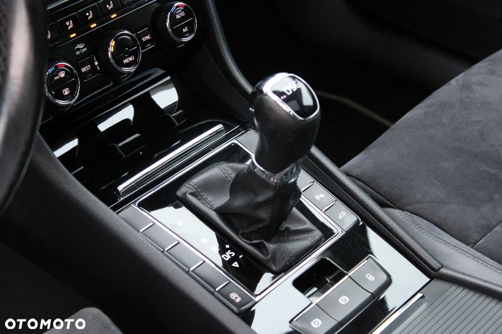 Skoda Superb 2.0 TDI Premium Edition - 28