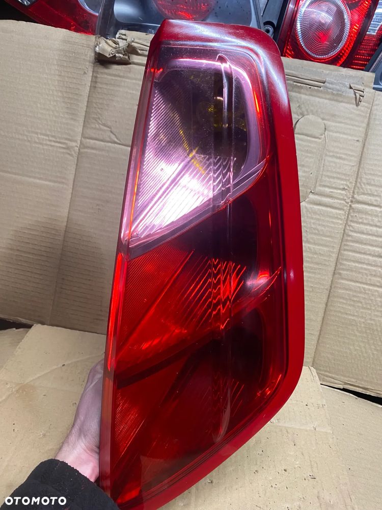 LAMPA TYLNA PRAWA FIAT GRANDE PUNTO 27460202 51701590 - 3