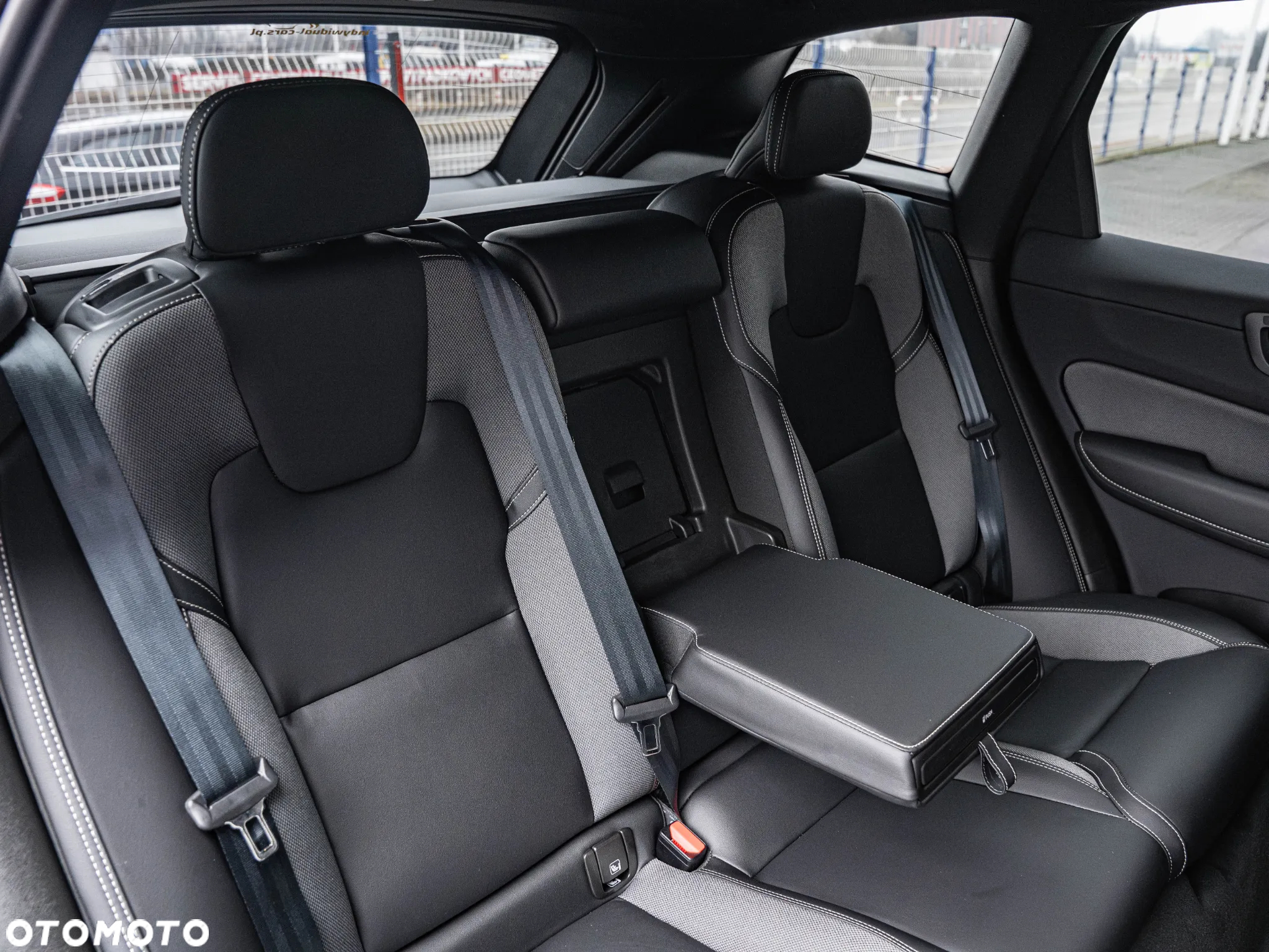 Volvo XC 60 B4 B Plus Dark - 27