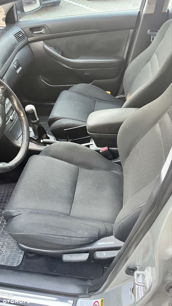 Toyota Avensis - 10