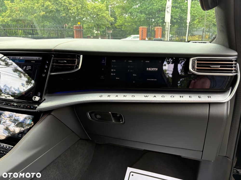 Jeep Grand Wagoneer - 18