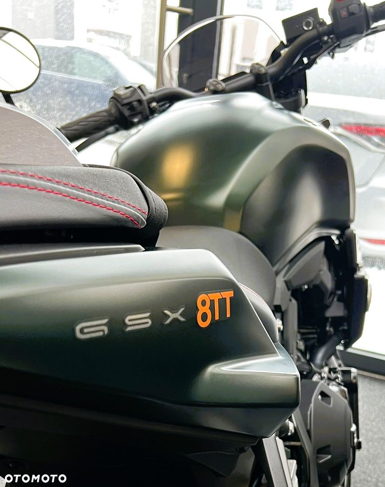 Suzuki GSX - 26