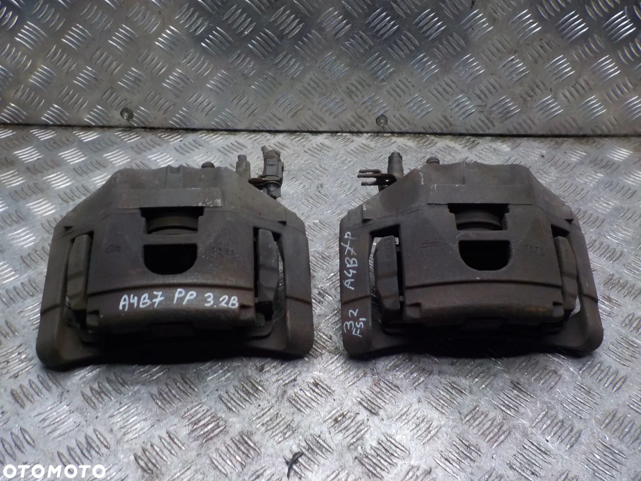 AUDI A4 B7 3.2 FSI V6 ZACISK PRAWY LUB LEWY PRZÓD - 1