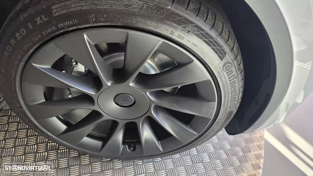 Tesla Model Y Long Range Dual Motor AWD - 33