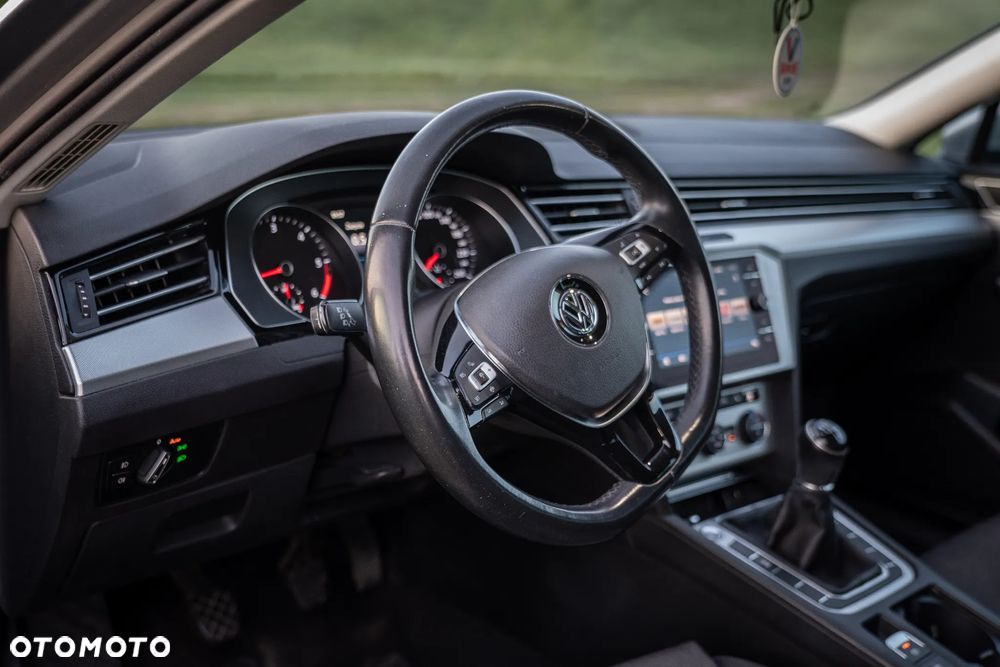 Volkswagen Passat - 11