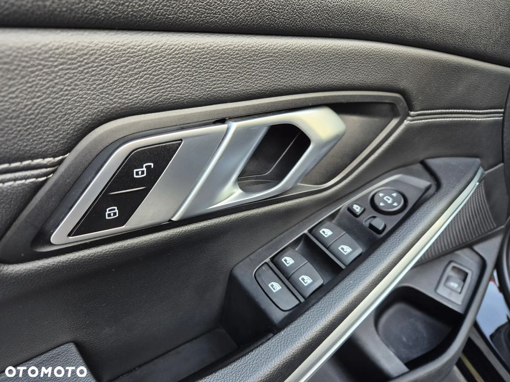 BMW Seria 3 330i Sport Line - 24