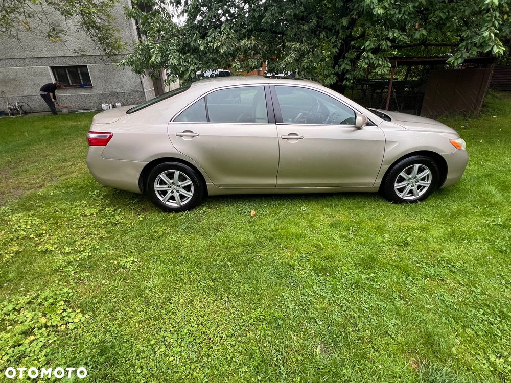 Toyota Camry - 10