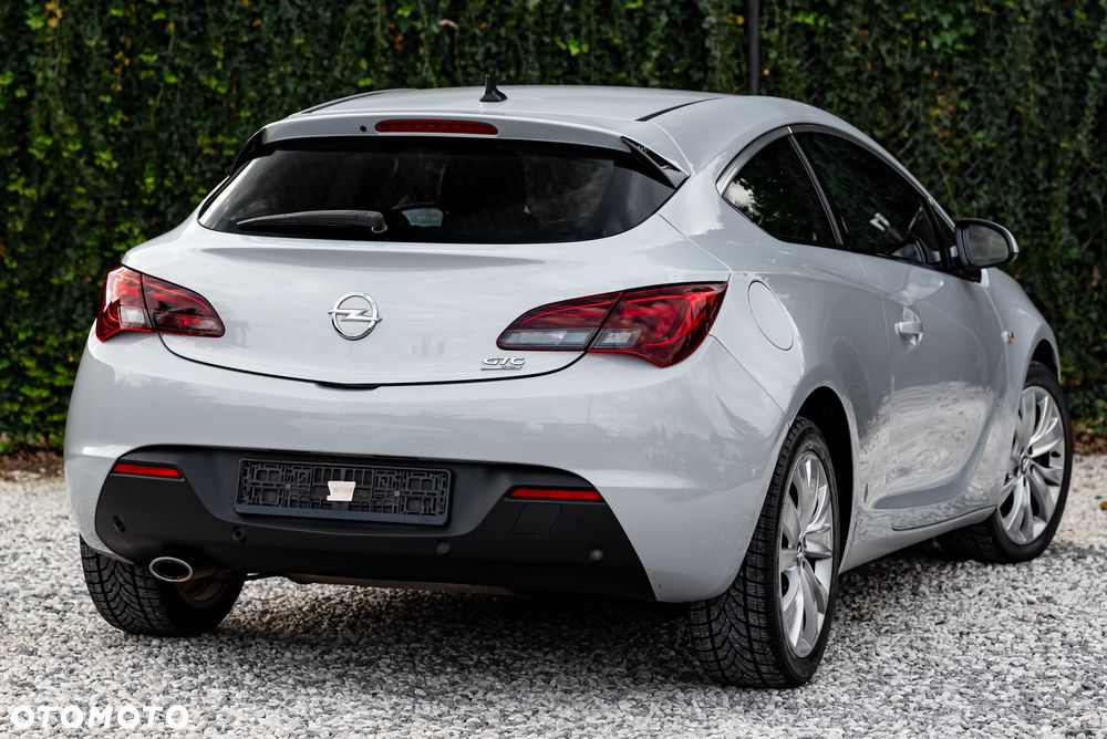 Opel Astra IV GTC 1.6 T Sport - 12