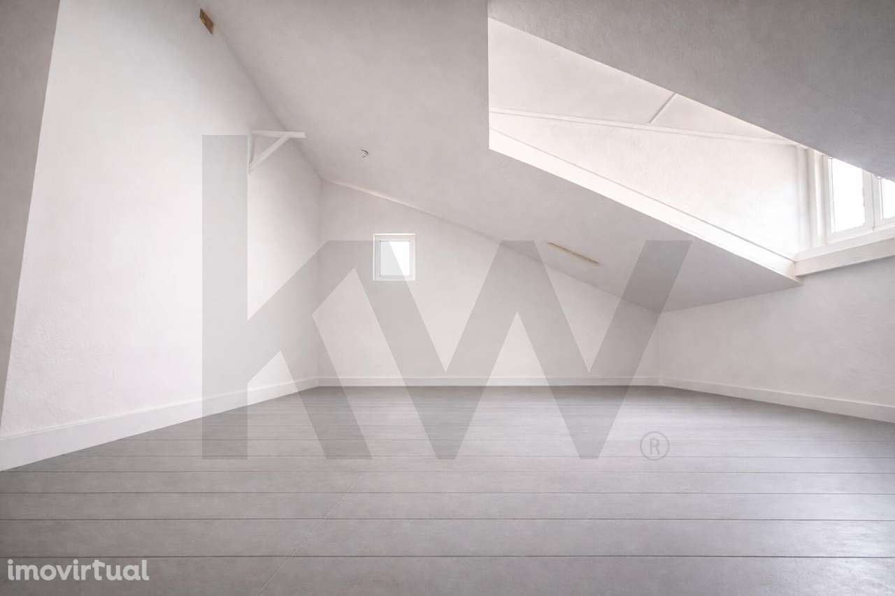 Oportunidade | T2 duplex para obras em prédio com áreas comuns reabili - Grande imagem: 4/15