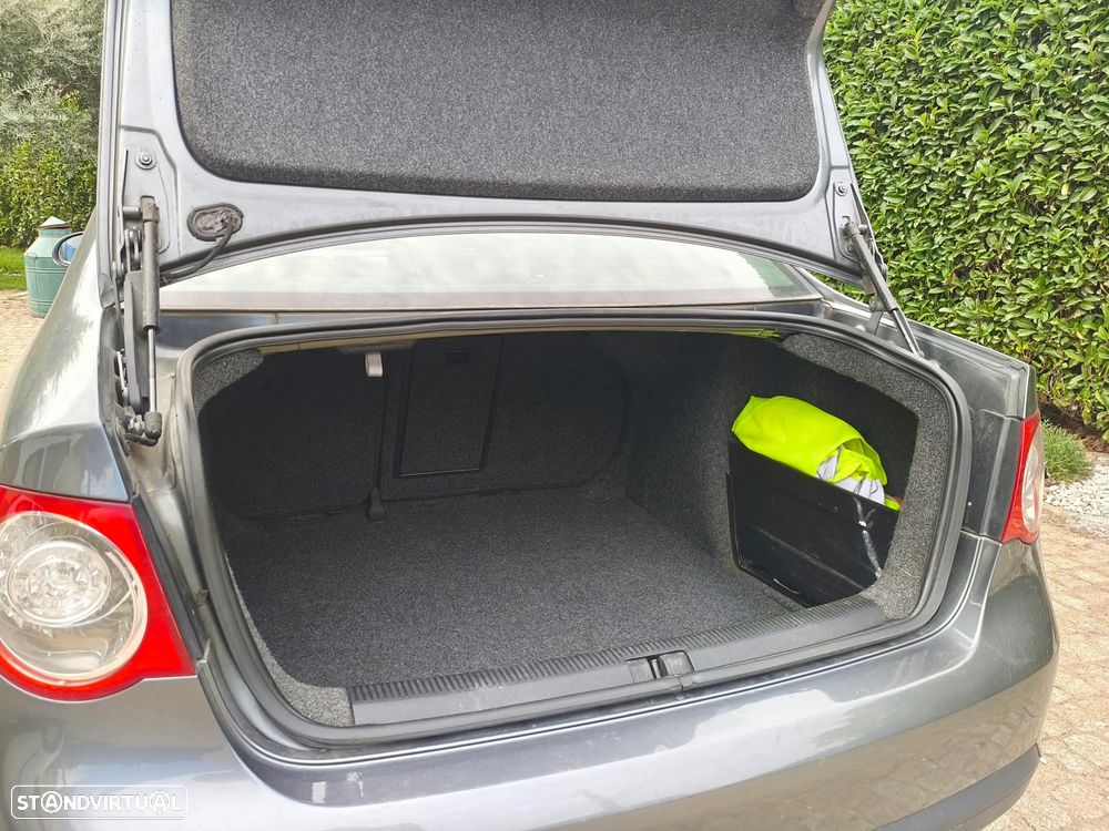VW Jetta 1.9 TDi Confortline - 21