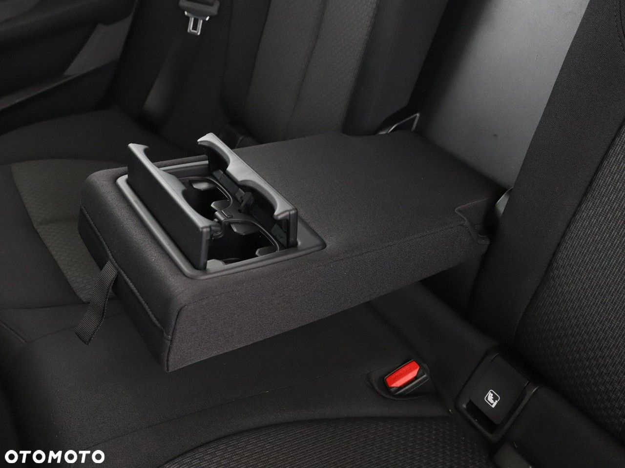 BMW Seria 2 220i Advantage - 37