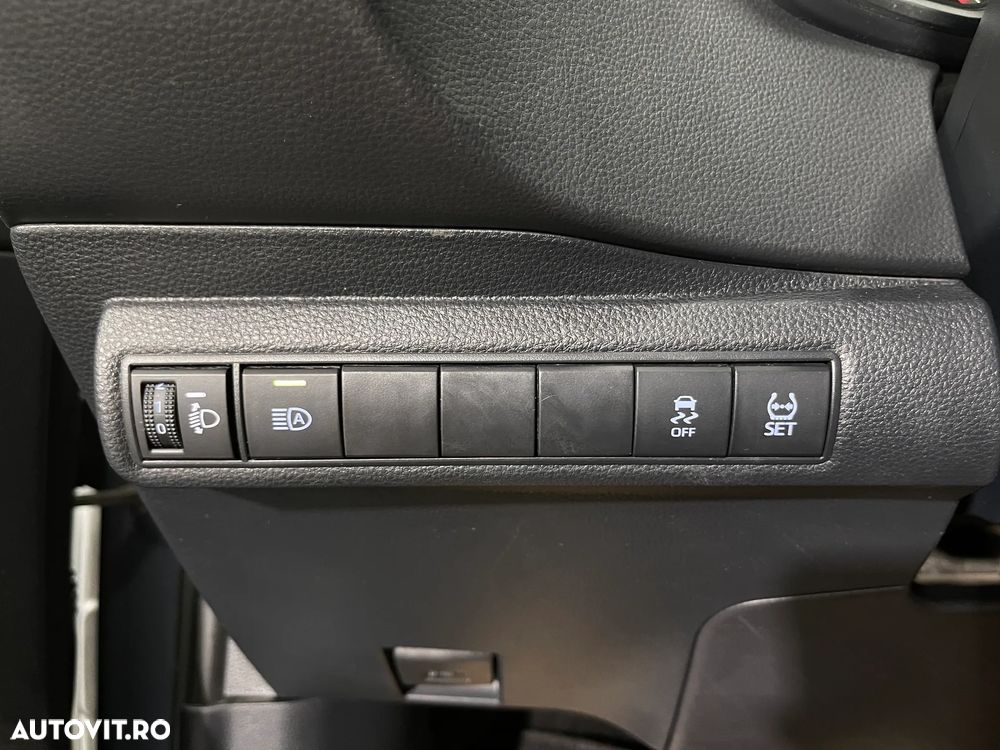 Toyota Corolla Sedan 1.8 HSD Business - 17