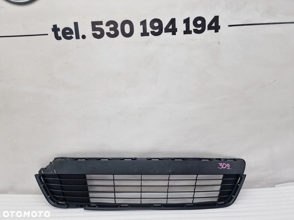 TOYOTA YARIS III 11- KRATKA ŚRODKOWA ZDERZAKA PRZEDNIEGO , NR 53112-0D210 , NR AUKCJI K309 - 1