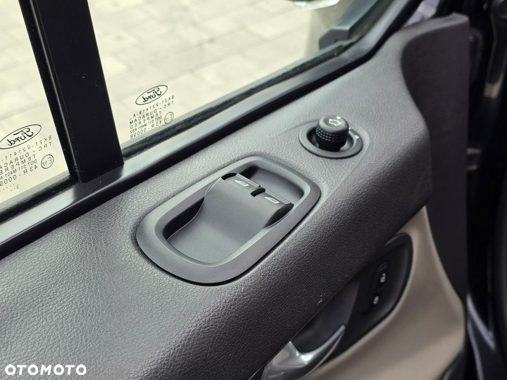 Ford Tourneo Custom - 22