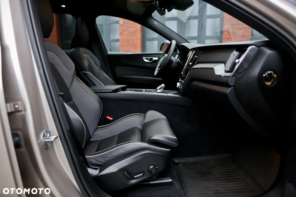 Volvo XC 60 B4 D AWD Ultimate Dark - 25