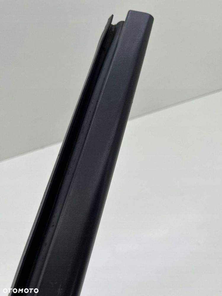 RENAULT TRAFIC III LISTWA SZYBY CZOŁOWEJ PRAWA 93867905 - 2