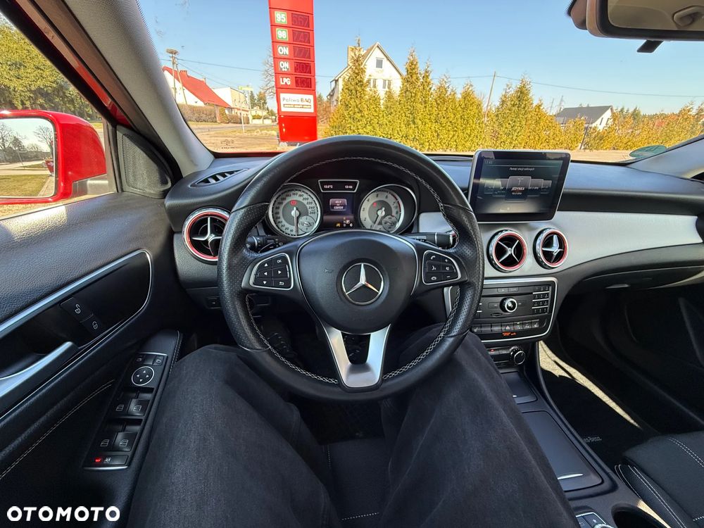 Mercedes-Benz GLA 180 7G-DCT - 19