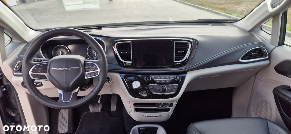 Chrysler Pacifica - 17
