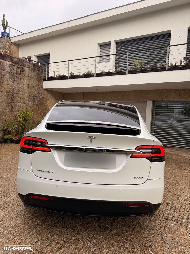 Tesla Model X - 5
