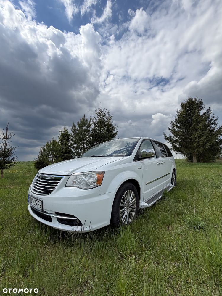 Chrysler Town & Country - 2