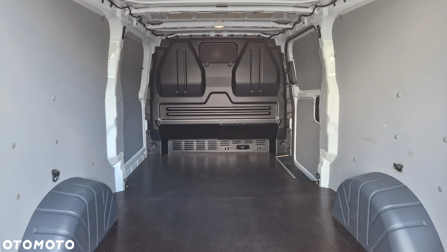 Volkswagen T7 Transporter - 12