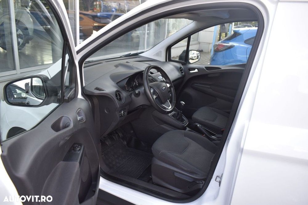 Ford Transit Courier - 23