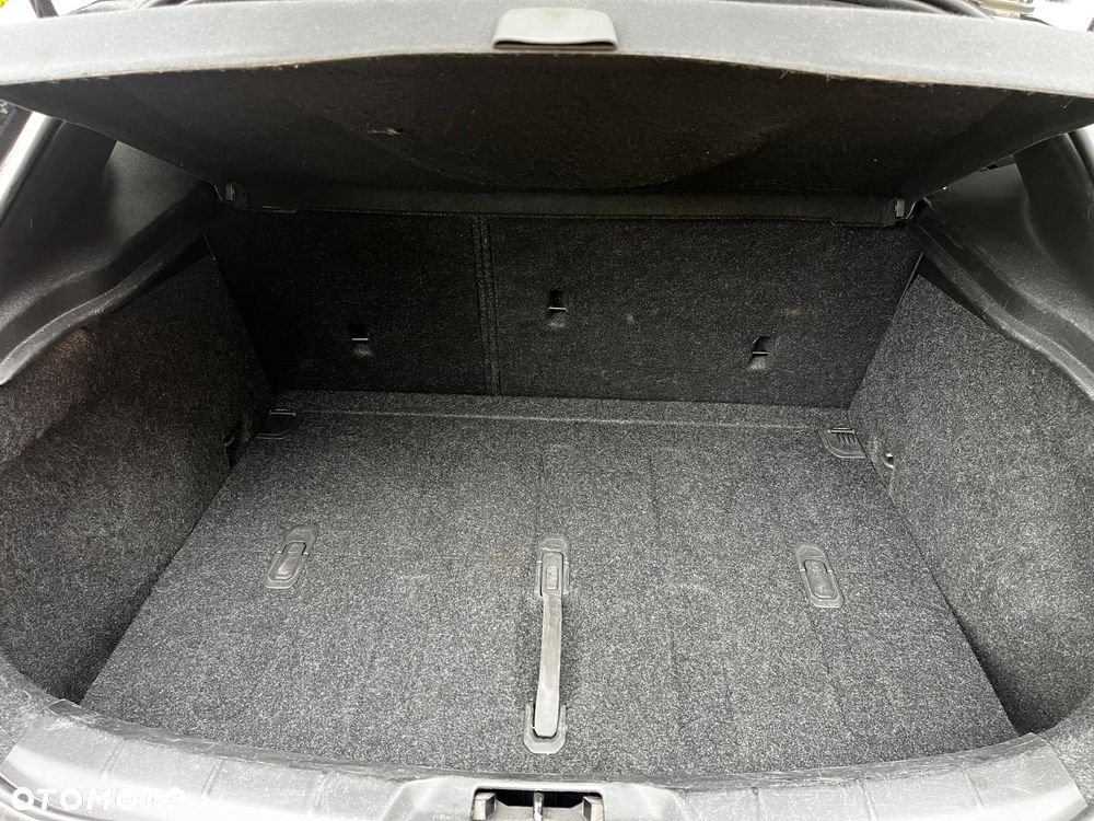 Volvo V40 D2 R Design - 25