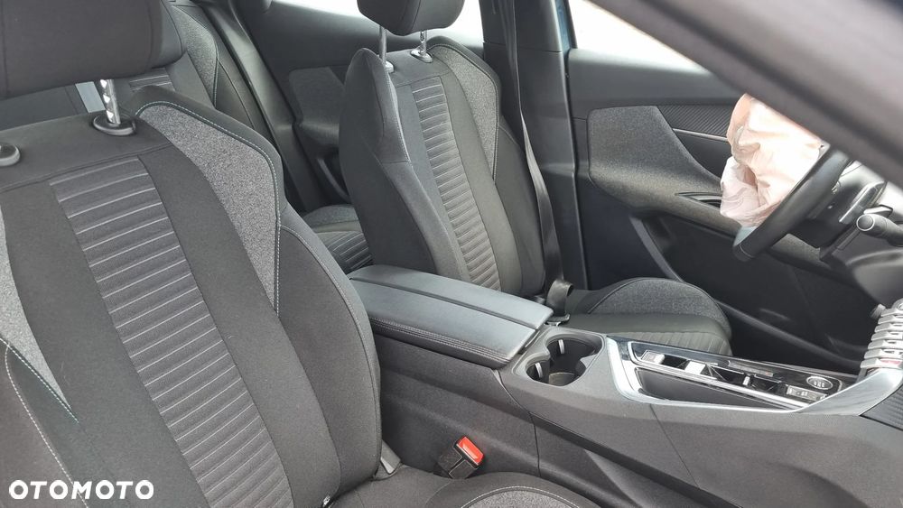 Peugeot 3008 1.6 PureTech HYbrid GT Line S&S EAT8 - 25