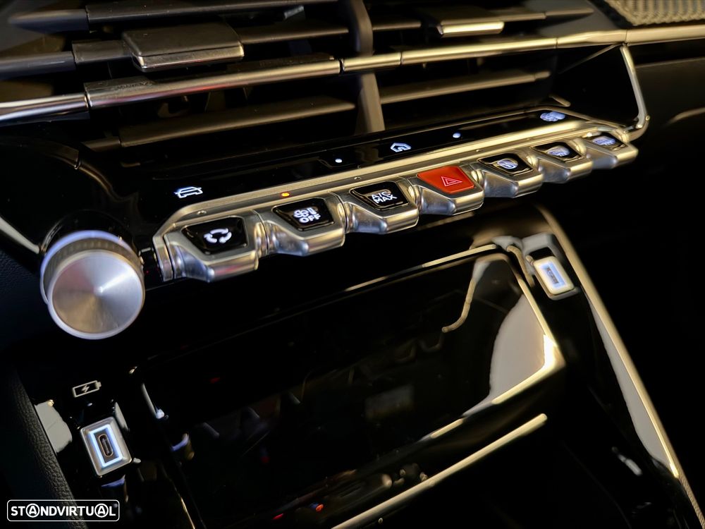 Peugeot e-2008 Allure - 13