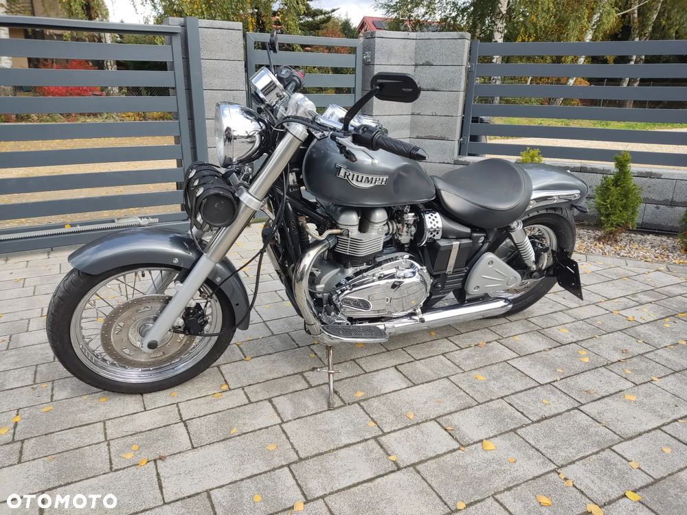 Triumph Bonneville - 2