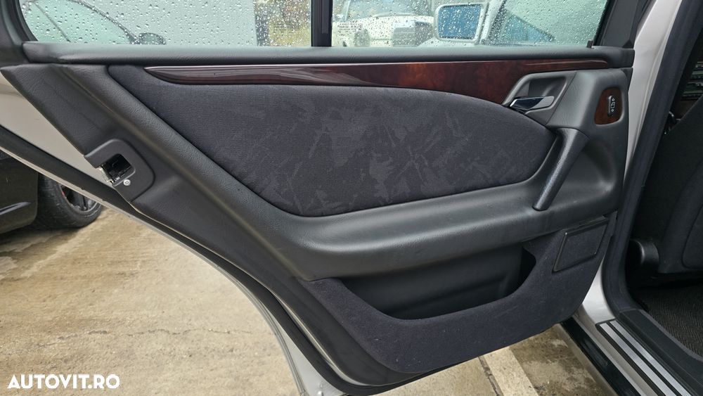 Mercedes-Benz E - 27