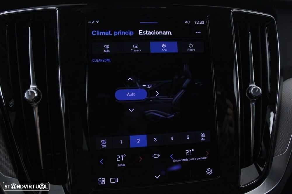 Volvo V60 2.0 B4 Plus Dark Auto - 29