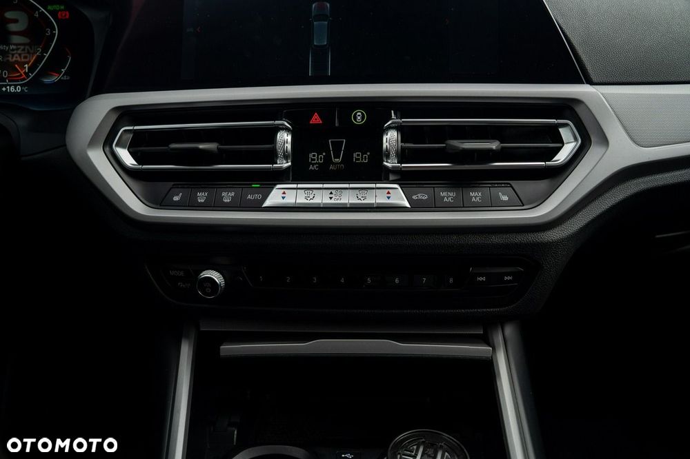BMW Seria 3 318i Advantage - 28