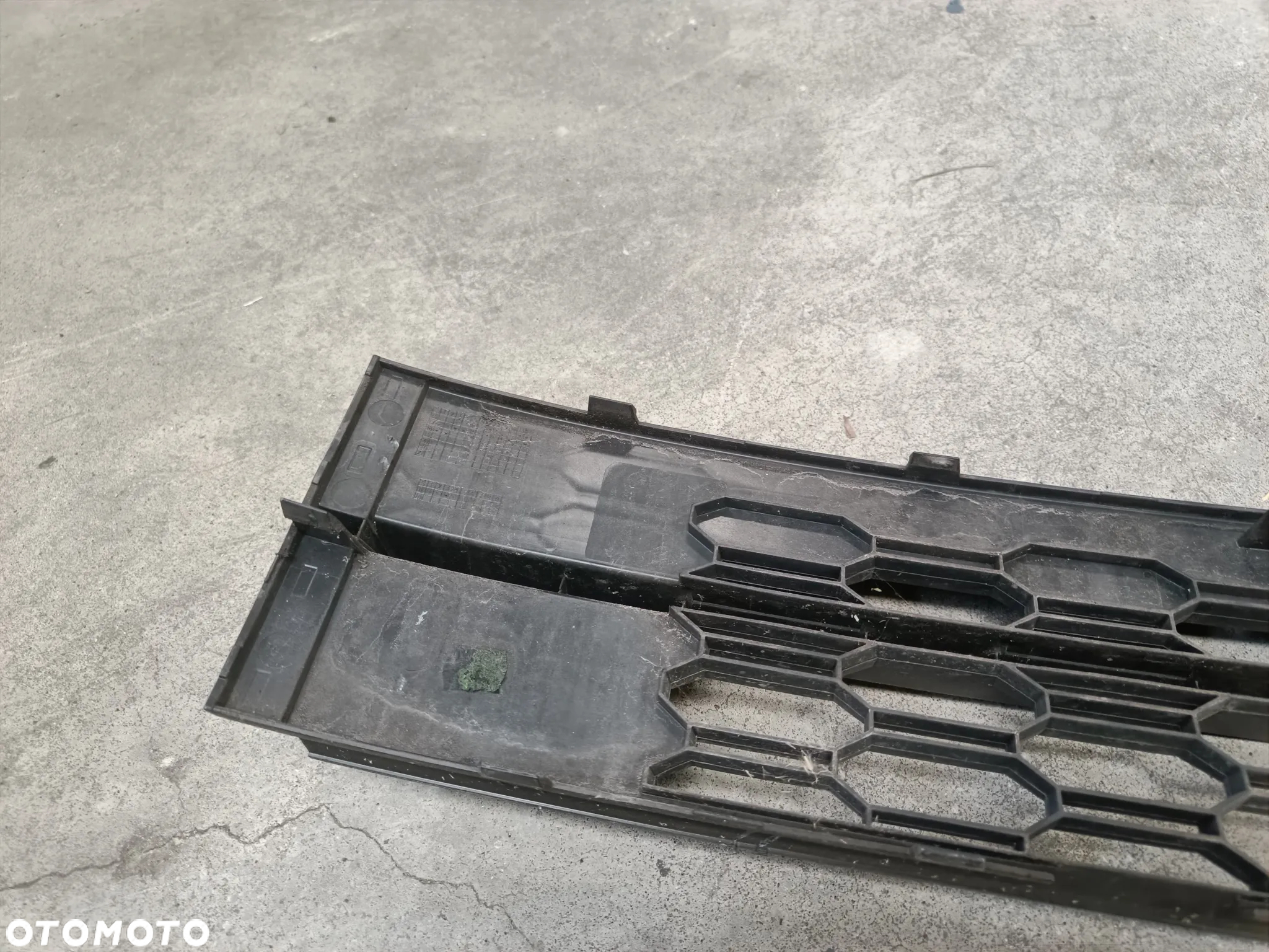 Kratka Środkowa Zderzaka Skoda Octavia 3 III FL Lift Atrapa Zaślepka 5E0853677L - 12