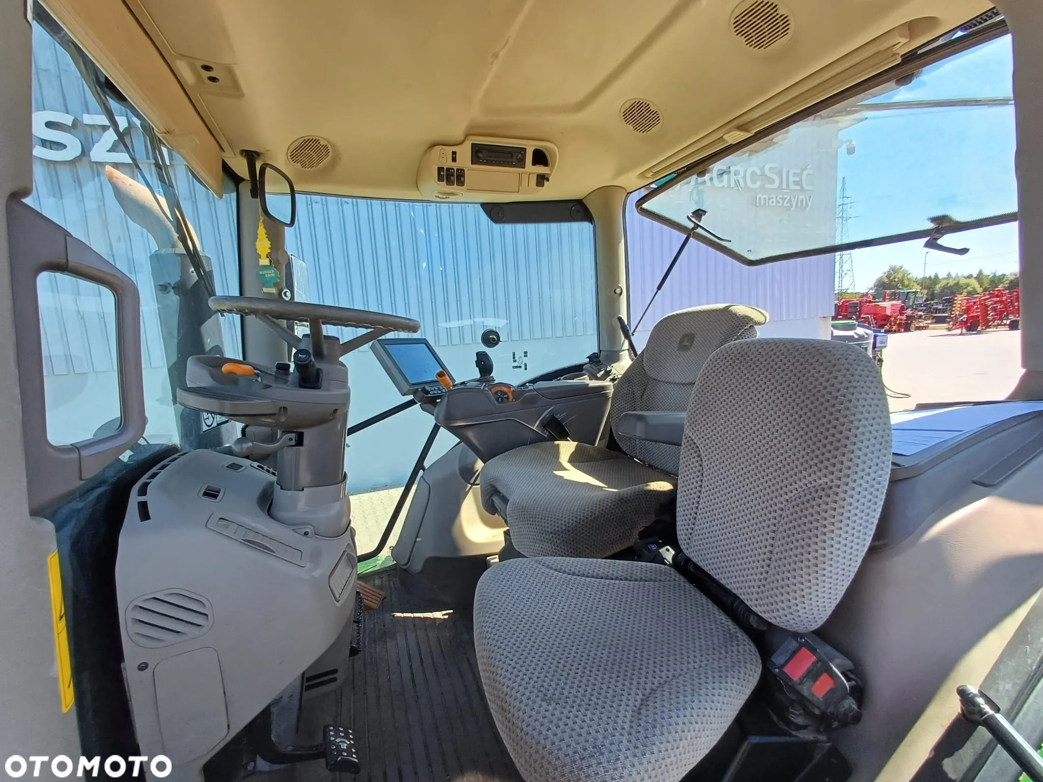 John Deere 6215R - 11