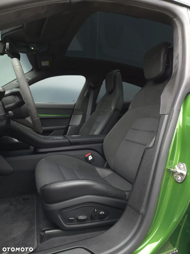 Porsche Taycan Turbo - 12