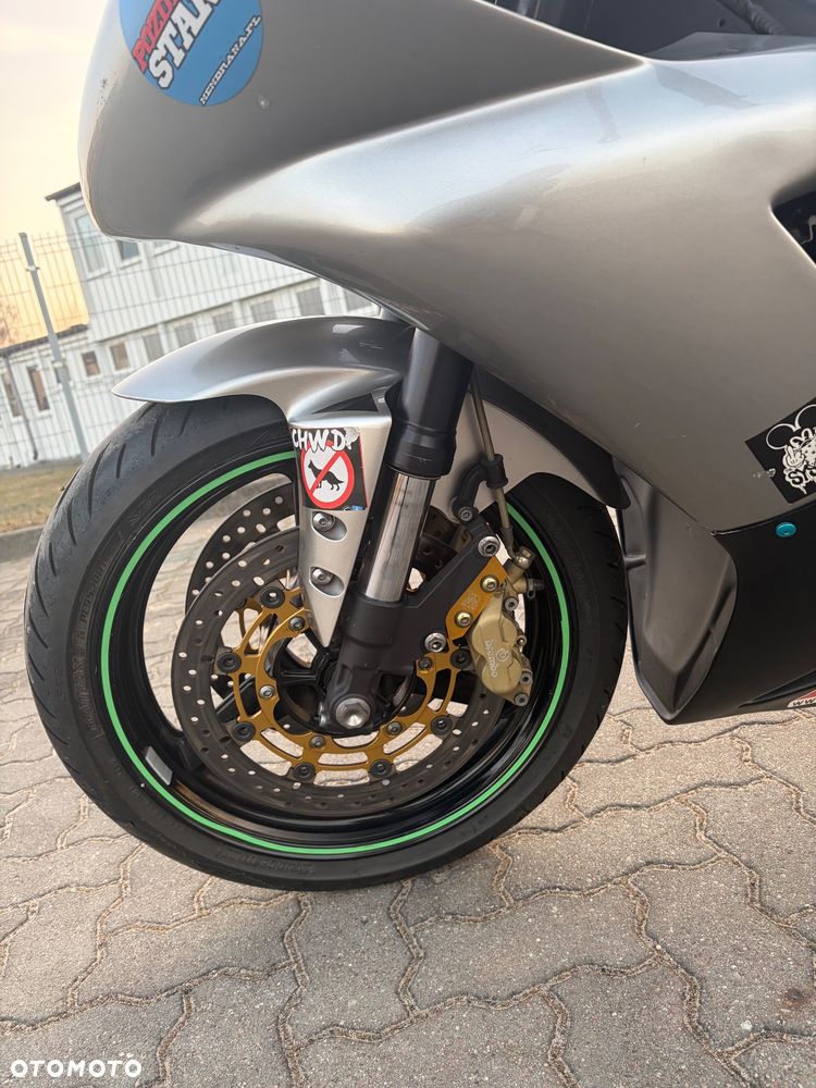 Yamaha R1 - 12