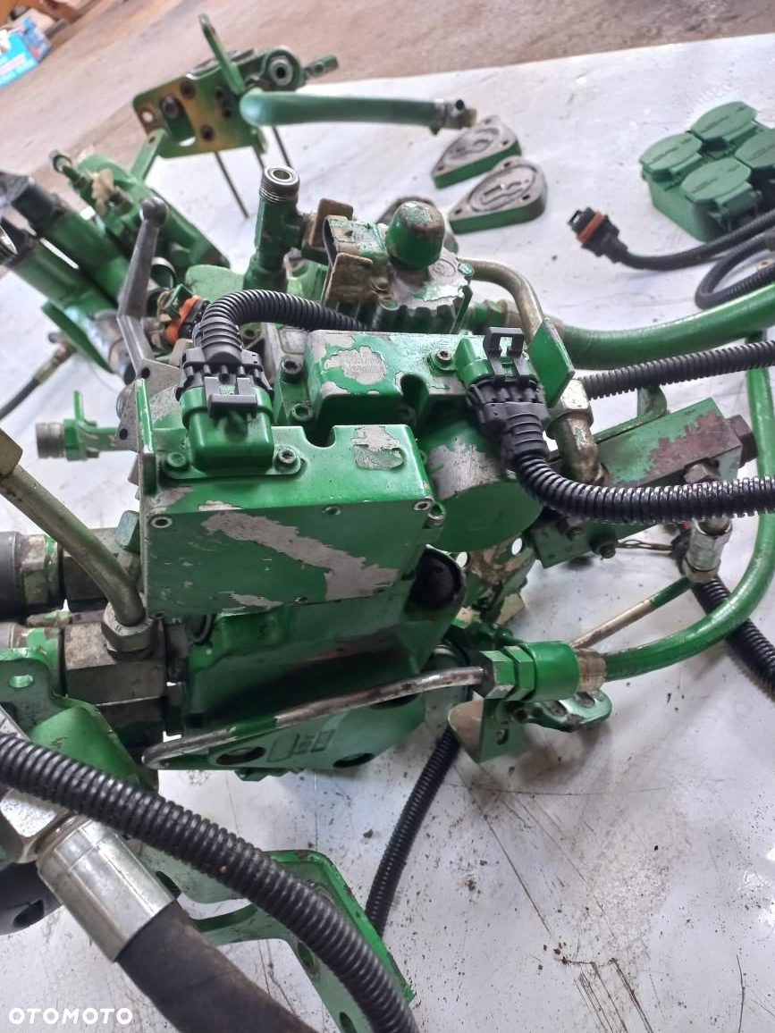 Rozdzielacze Hydrauliczne JOHN DEERE ,sekcja rozdzielacza,wolny spływ,silnik elektryczny AL161388,AL171959H,8507B, SILNICZEK KROKOWY,ZAWÓR HAMULCOWY,AL171118.RE239127,AL117097, AL209249,wiązka elektryczna,przewody hydrauliczne 6820 gniazda - 7