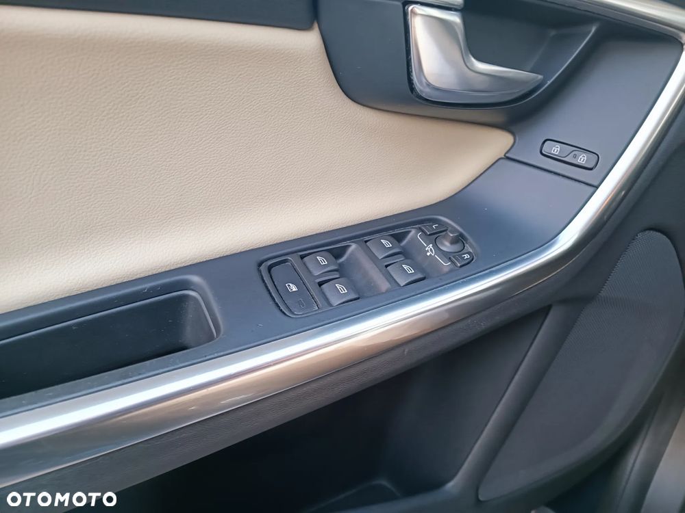 Volvo V60 D6 AWD Plug-in Hybrid Summum - 31