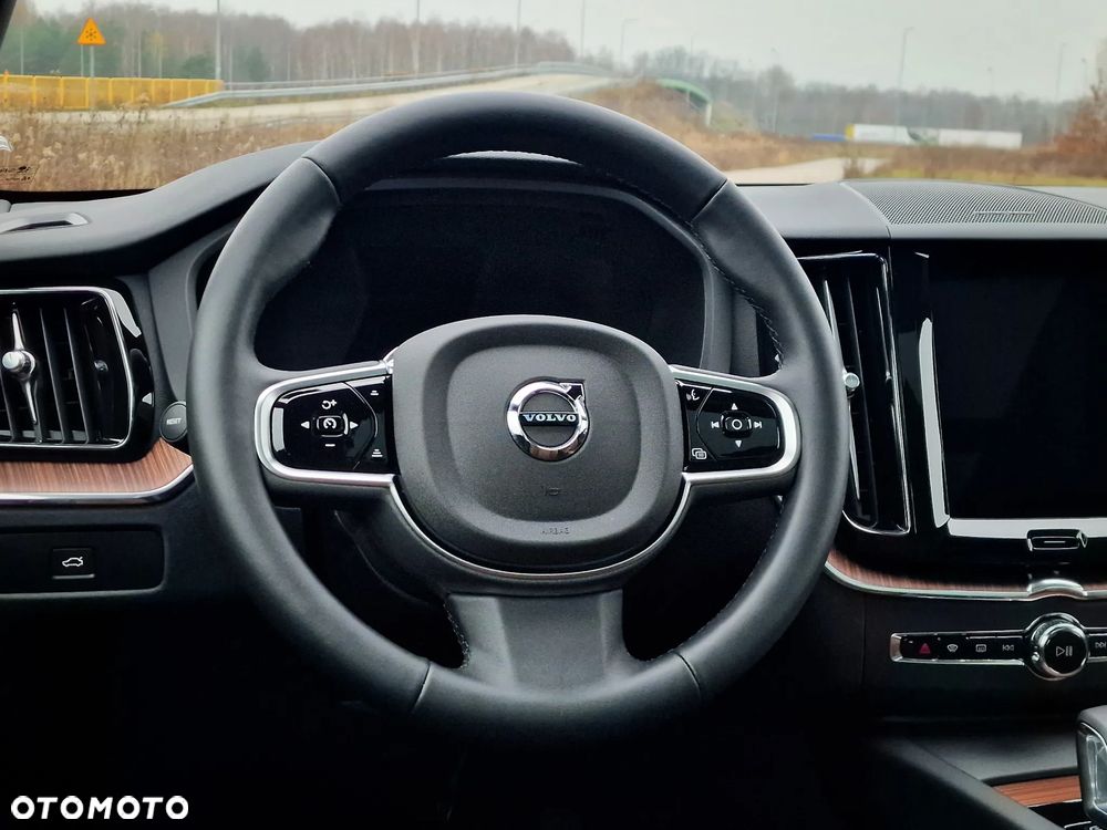 Volvo XC 60 B5 B AWD Plus Dark - 16