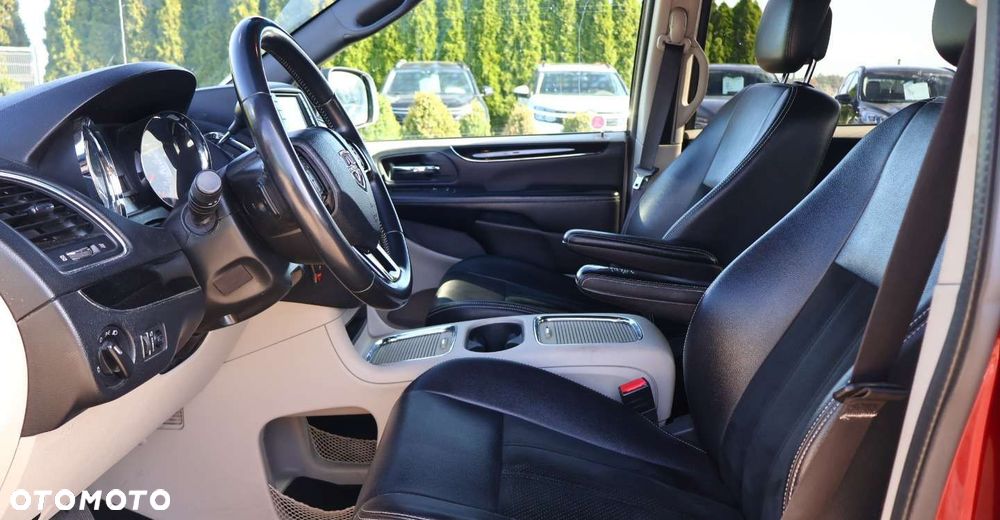 Dodge Grand Caravan - 12