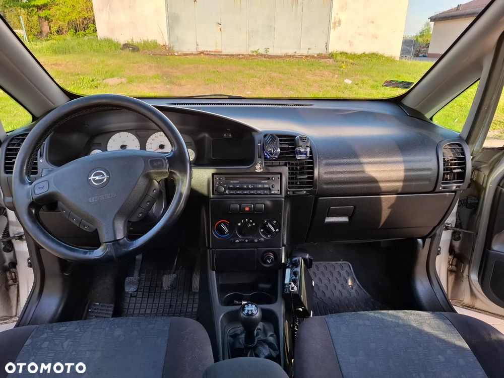 Opel Zafira 2.2 - 12