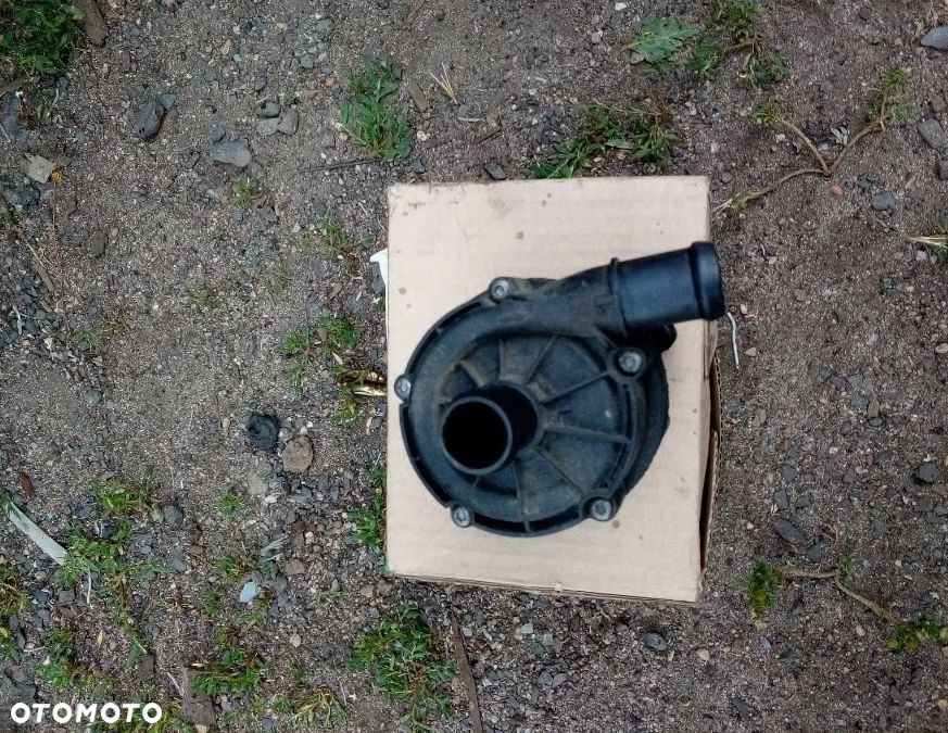 Dodatkowa pompa wodna Audi A3 8V Q2 Q3 TT VW Golf VII Touran T6 Skoda Seat Leon 3 2.0 TDI 04L965567A - 1
