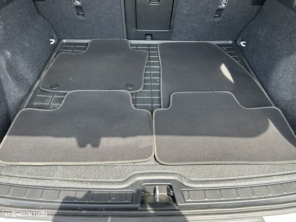 Volvo XC 40 2.0 B3 Plus Dark - 34
