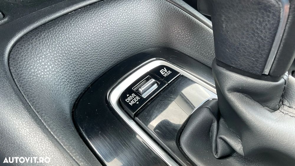 Toyota Corolla 1.8 HSD Business - 32